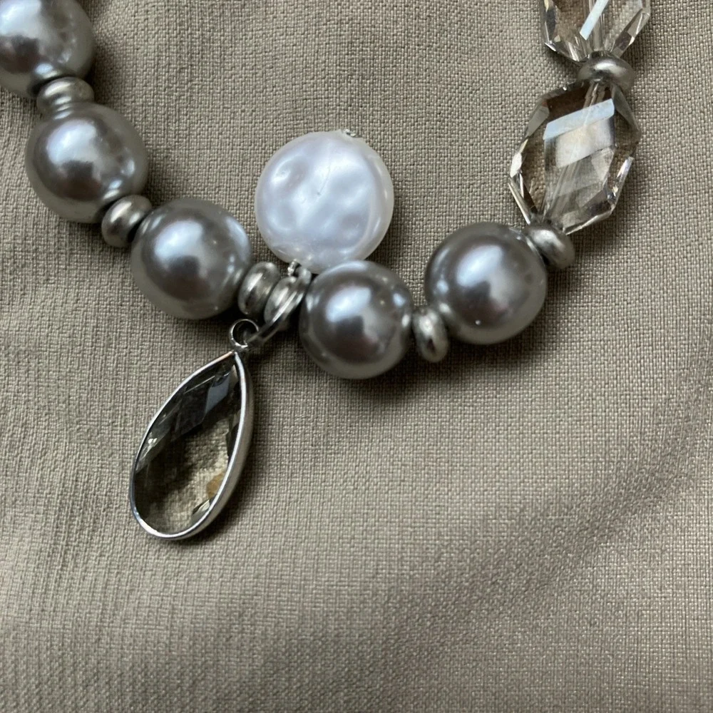 Loft Chunky bracelet faceted clear beads & gray faux pearl stretchy pearl charm - Picture 2 of 4